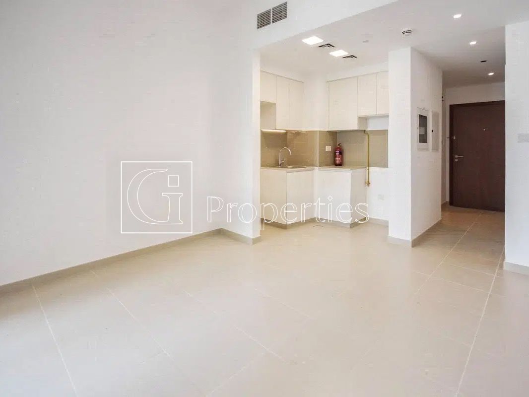 Modern Studio | Prime Location | Bright Layout - 2