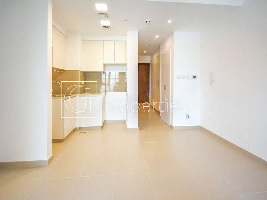 Modern Studio | Prime Location | Bright Layout - 4