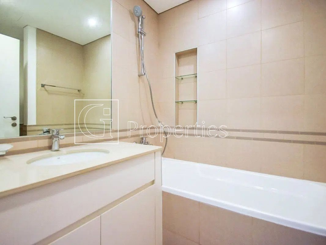 Modern Studio | Prime Location | Bright Layout - 5