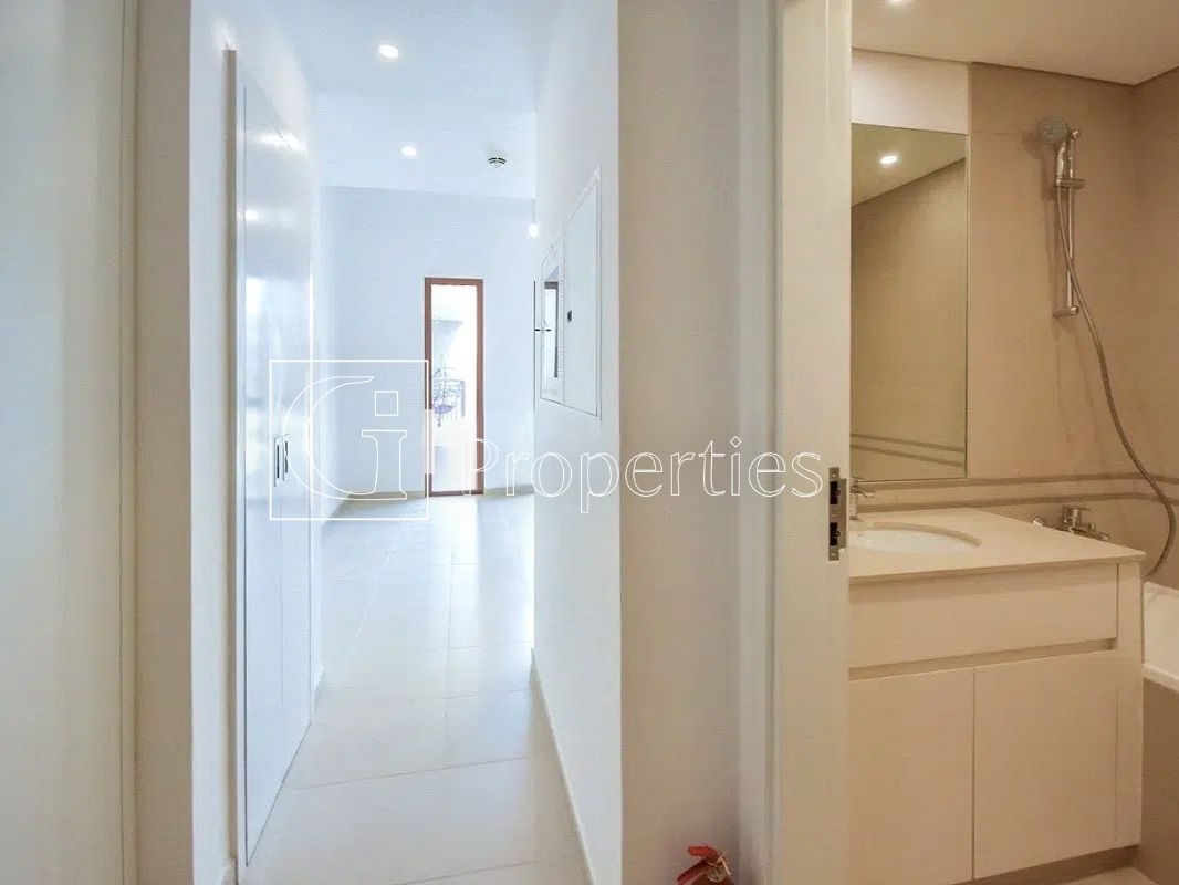 Modern Studio | Prime Location | Bright Layout - 6