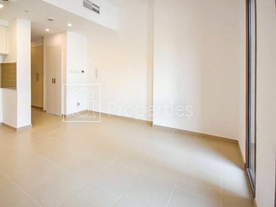 Modern Studio | Prime Location | Bright Layout - 9