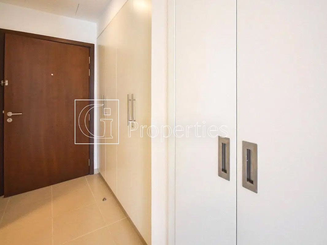 Modern Studio | Prime Location | Bright Layout - 10