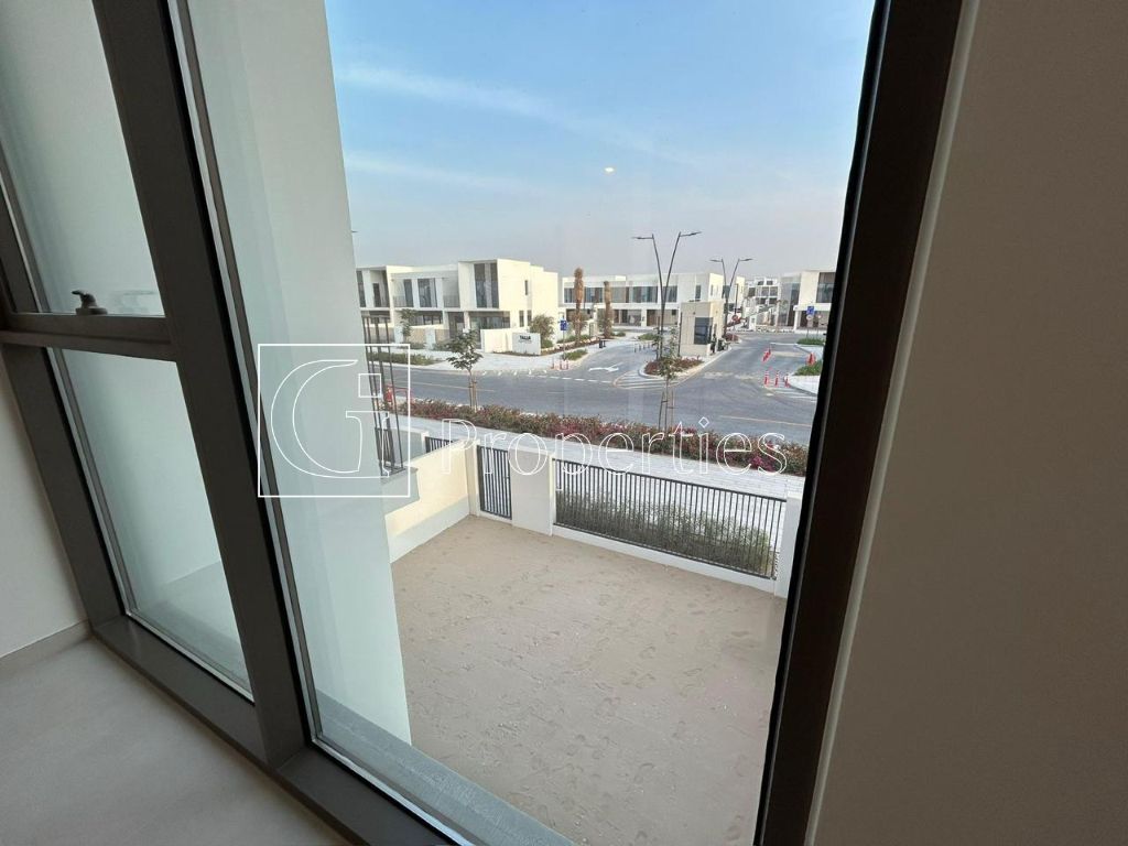 Unfurnished | Good Location| Big Layout - 10