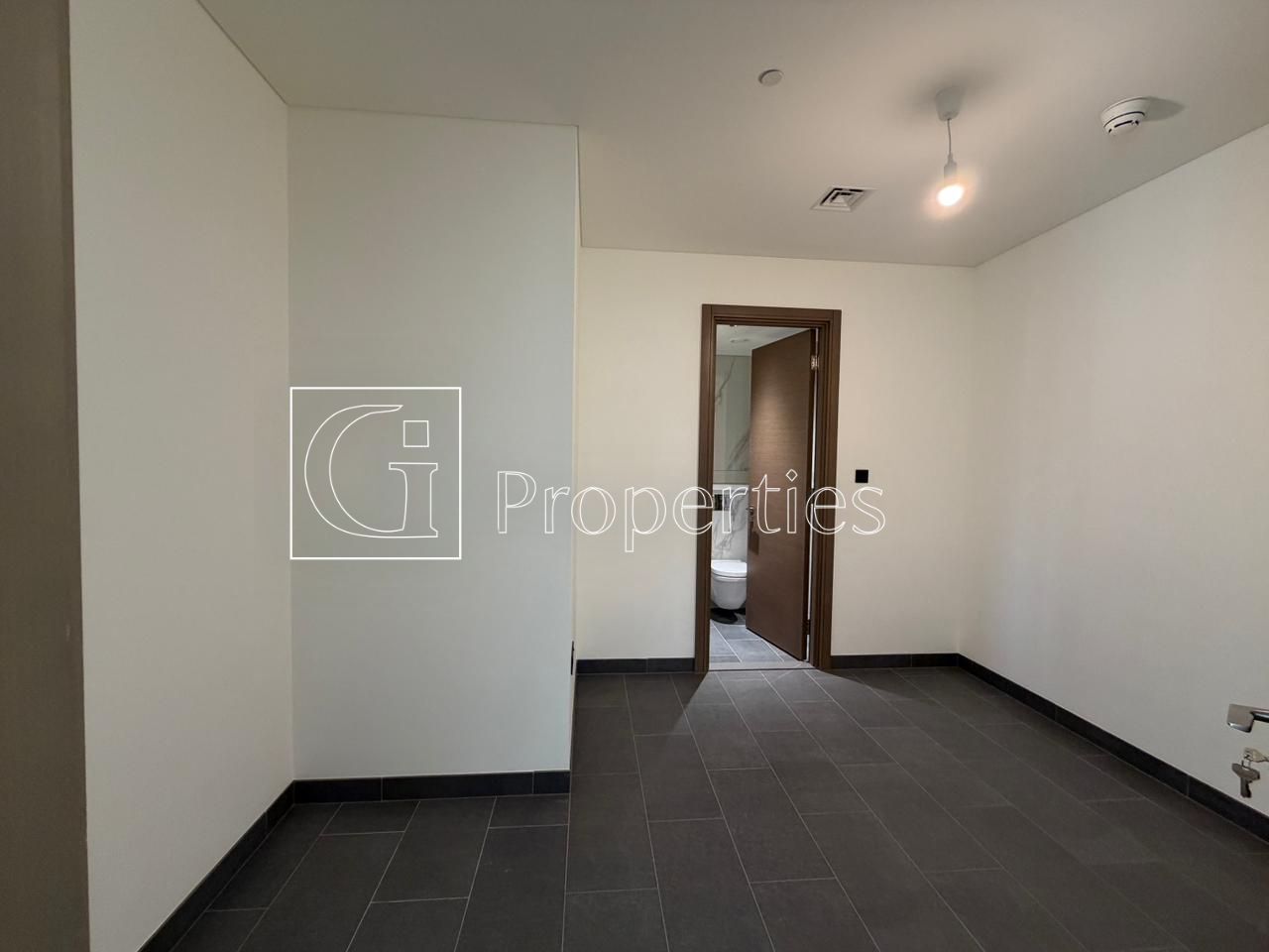 Spacious 2BR | Ready To Move | Prime Location - 6