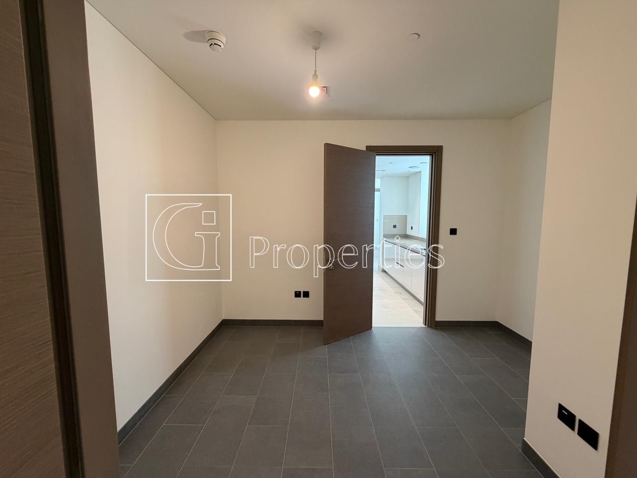 Spacious 2BR | Ready To Move | Prime Location - 10