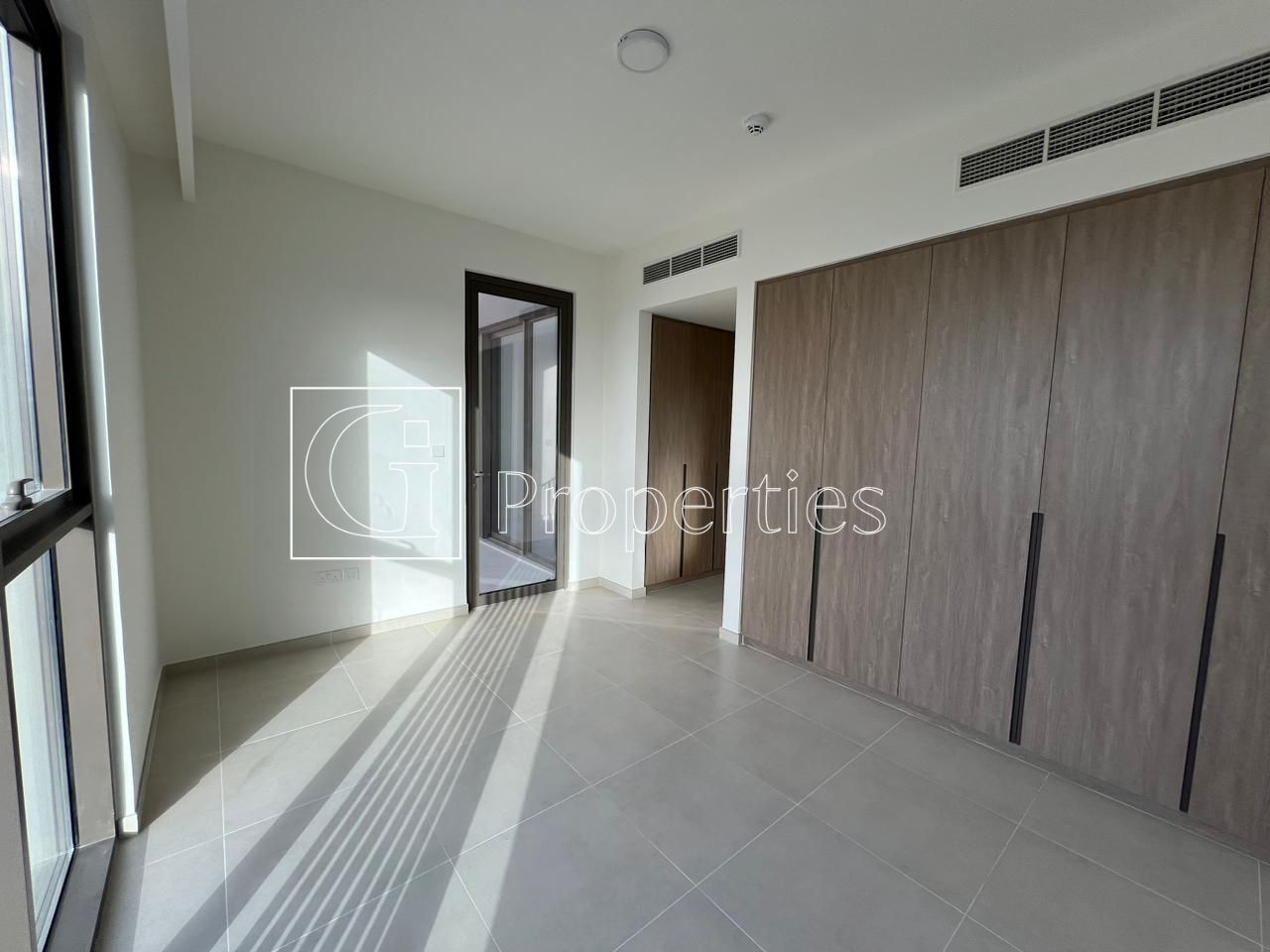4BR Villa | Spacious Layout | Bright Unit - 1