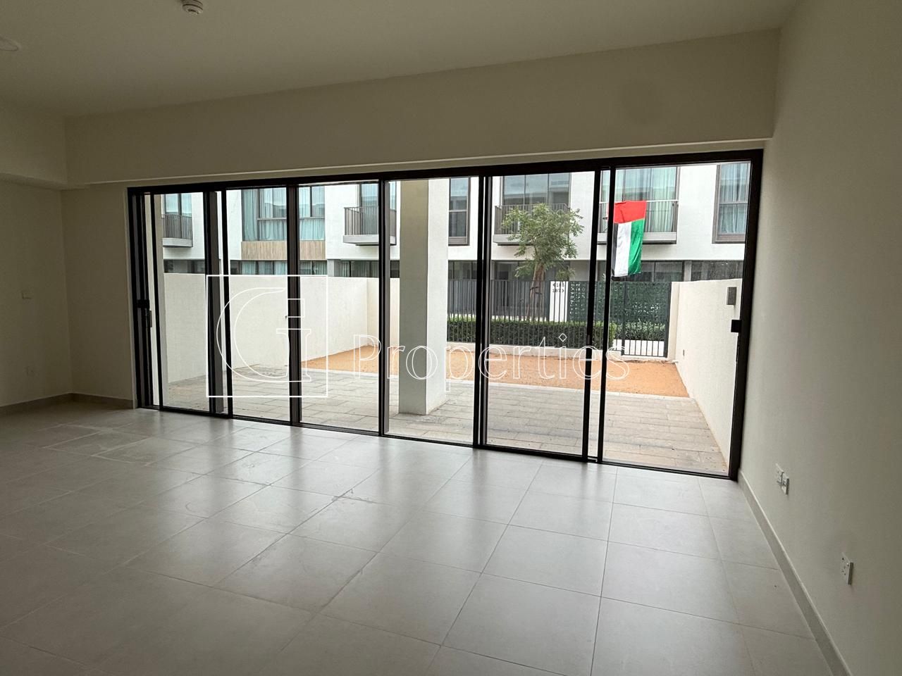 Spacious 3BR Townhouse | Prime Location - 1