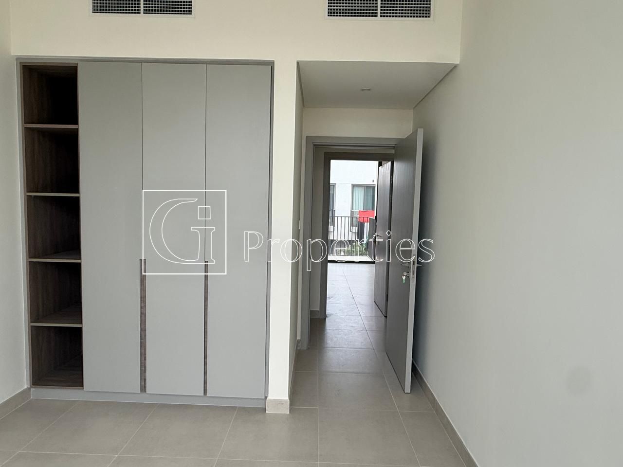 Spacious 3BR Townhouse | Prime Location - 7