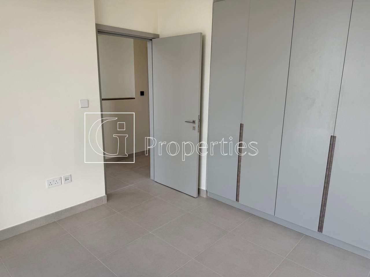 Spacious 3BR Townhouse | Prime Location - 8