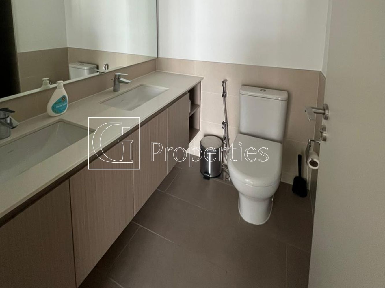 Spacious & Bright | Vacant Unit | Open to Offers - 9