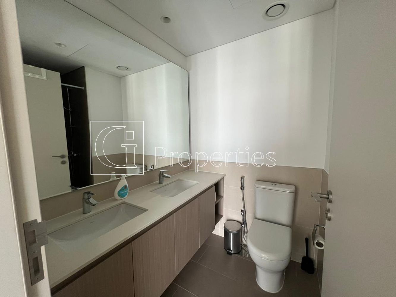 Spacious & Bright | Vacant Unit | Open to Offers - 10