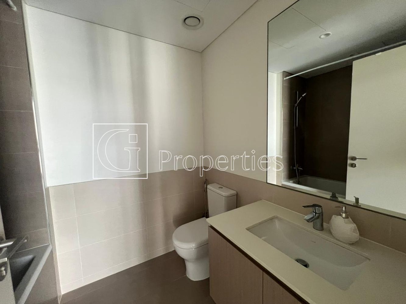 Spacious & Bright | Vacant Unit | Open to Offers - 11