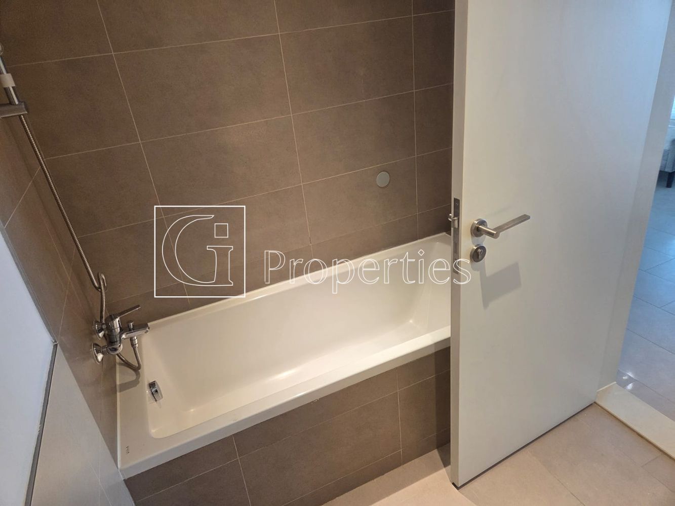Furnished 2BR | Walk to Mall & Park - 14