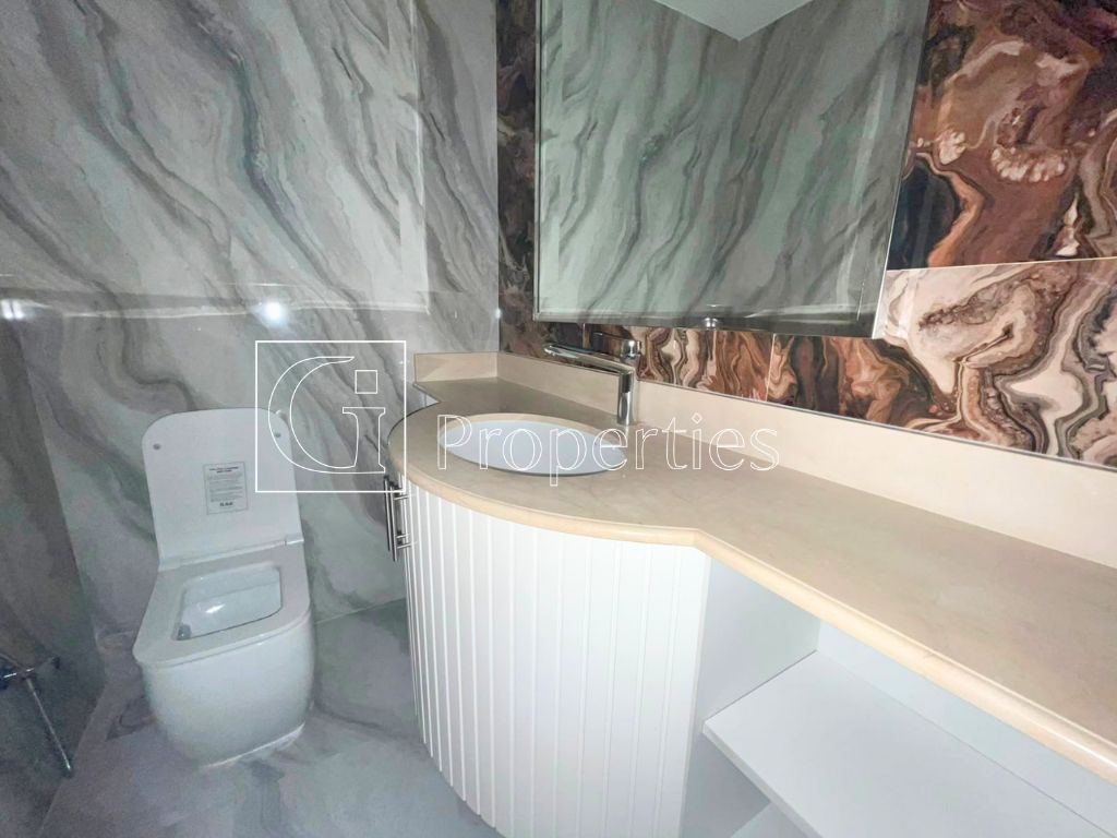 Upgraded | Spacious| Fitted Kitchen | Vacant - 9