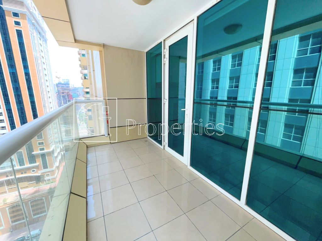 Upgraded | Spacious| Fitted Kitchen | Vacant - 10