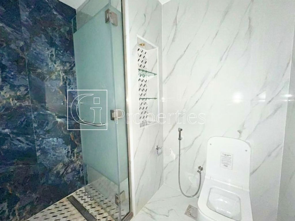 Upgraded | Spacious| Fitted Kitchen | Vacant - 11