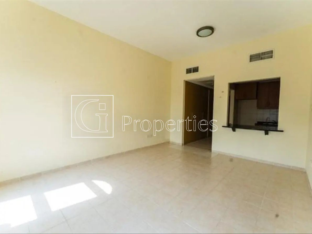 Vacant | Ready to move in | Spacious Studio - 4
